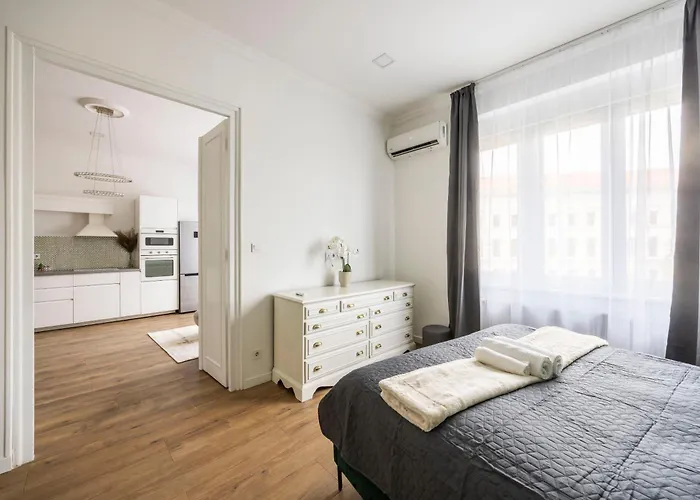 公寓 Luxy Spacious & Cozy With Balcony