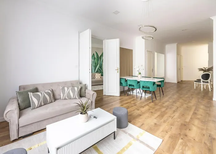 Luxy Spacious & Cozy With Balcony 公寓