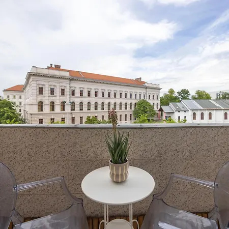 Luxy Spacious & Cozy With Balcony Appartement