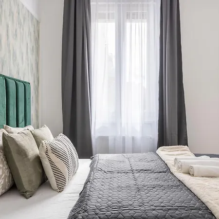 Luxy Spacious & Cozy With Balcony