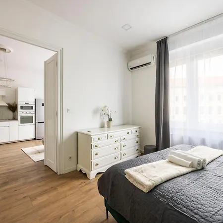 Daire Luxy Spacious & Cozy With Balcony