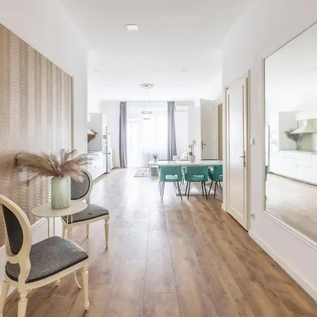 Luxy Spacious & Cozy With Balcony