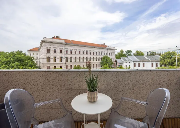 Luxy Spacious & Cozy With Balcony Apartament