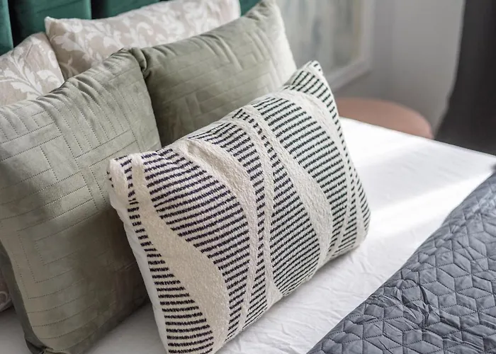 Luxy Spacious & Cozy With Balcony Apartment