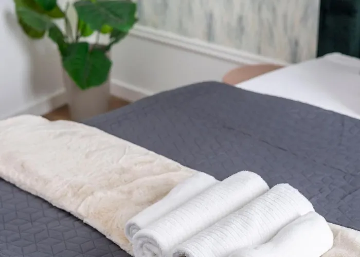 Apartment Luxy Spacious & Cozy With Balcony