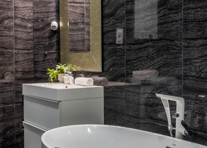 Luxy Spacious & Cozy With Balcony *