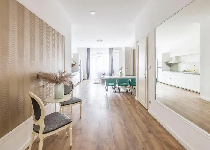Luxy Spacious & Cozy With Balcony